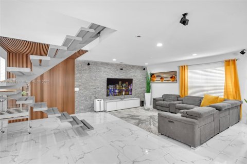 House in Hollywood, Florida 4 bedrooms, 199.74 sq.m. № 1766427 - photo 8