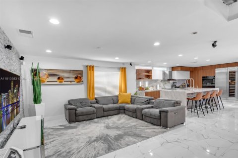 House in Hollywood, Florida 4 bedrooms, 199.74 sq.m. № 1766427 - photo 9