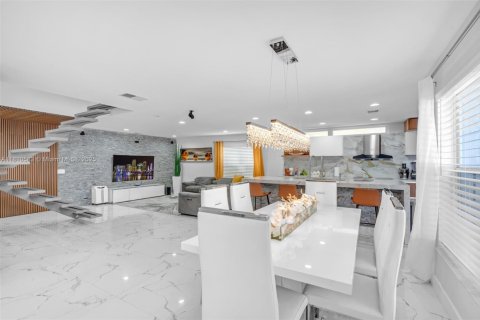 House in Hollywood, Florida 4 bedrooms, 199.74 sq.m. № 1766427 - photo 10
