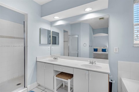 House in Hollywood, Florida 4 bedrooms, 199.74 sq.m. № 1766427 - photo 23