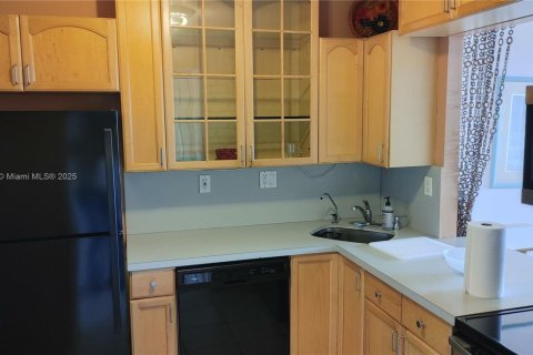 Condo in Hallandale Beach, Florida, 1 bedroom  № 1939686 - photo 2