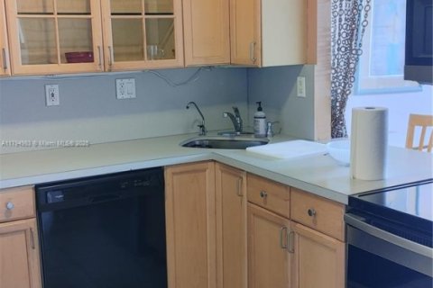 Condo in Hallandale Beach, Florida, 1 bedroom  № 1939686 - photo 3