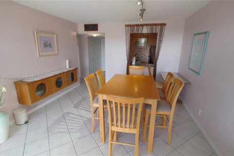 Condo in Hallandale Beach, Florida, 1 bedroom  № 1939686 - photo 7