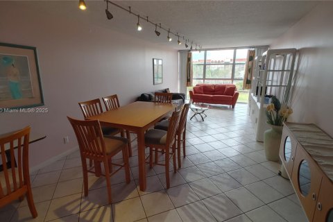 Condo in Hallandale Beach, Florida, 1 bedroom  № 1939686 - photo 5