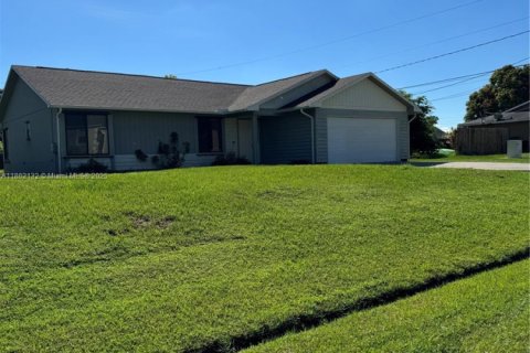 House in Port St. Lucie, Florida 3 bedrooms, 108.51 sq.m. № 1892024 - photo 2