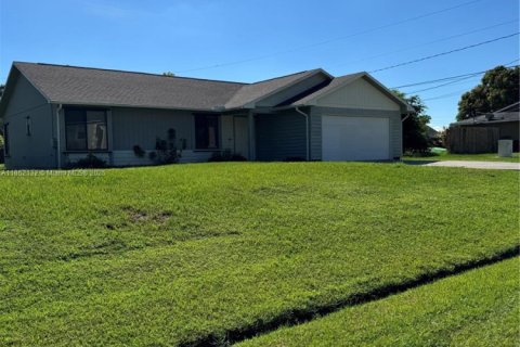 House in Port St. Lucie, Florida 3 bedrooms, 108.51 sq.m. № 1892024 - photo 1