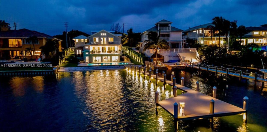 Дом в Юпитер, Флорида 9 комнат, 448.07м2 № 2054173