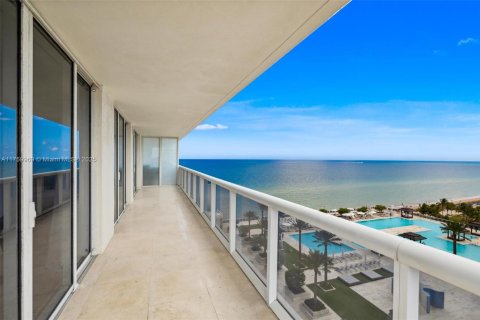 Condominio en venta en Hallandale Beach, Florida, 2 dormitorios, 135.45 m2 № 1693177 - foto 1