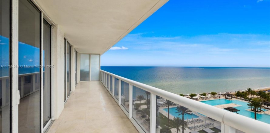 Condominio en Hallandale Beach, Florida, 2 dormitorios № 1693177