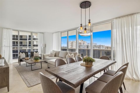 Condominio en venta en Hallandale Beach, Florida, 2 dormitorios, 135.45 m2 № 1693177 - foto 11