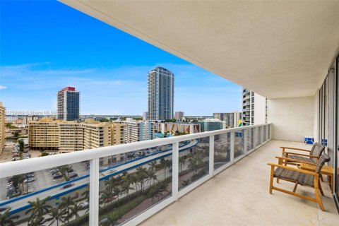 Condominio en venta en Hallandale Beach, Florida, 2 dormitorios, 135.45 m2 № 1693177 - foto 3