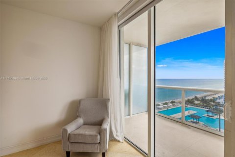 Condominio en venta en Hallandale Beach, Florida, 2 dormitorios, 135.45 m2 № 1693177 - foto 16