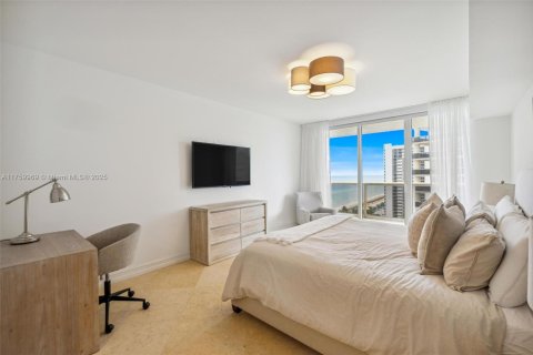 Condominio en venta en Hallandale Beach, Florida, 2 dormitorios, 135.45 m2 № 1693177 - foto 15