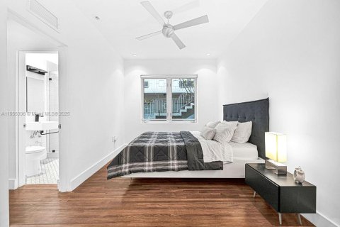 Condo in Miami Beach, Florida, 1 bedroom  № 1875080 - photo 18