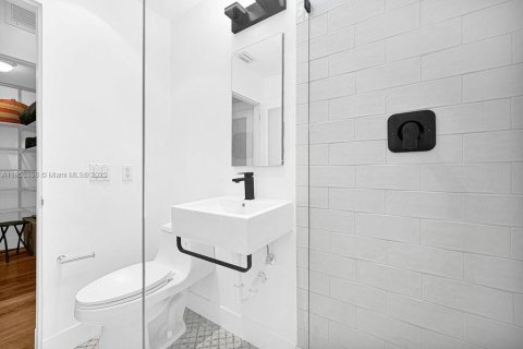 Condo in Miami Beach, Florida, 1 bedroom  № 1875080 - photo 26