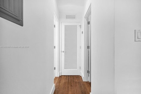 Condo in Miami Beach, Florida, 1 bedroom  № 1875080 - photo 13