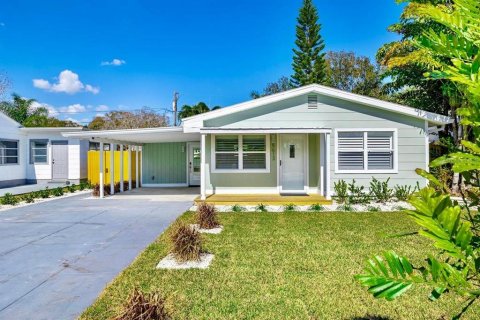 House in Gulfport, Florida 2 bedrooms, 77.85 sq.m. № 1754558 - photo 1