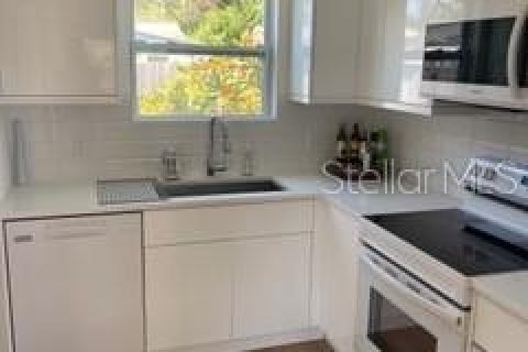 House in Gulfport, Florida 2 bedrooms, 77.85 sq.m. № 1754558 - photo 8