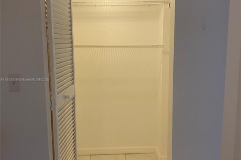 Condo in Sunny Isles Beach, Florida, 2 bedrooms  № 1836804 - photo 16