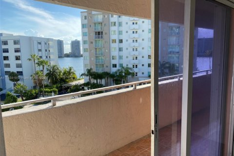 Condo in Sunny Isles Beach, Florida, 2 bedrooms  № 1836804 - photo 26