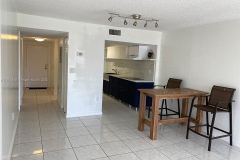 Condo in Sunny Isles Beach, Florida, 2 bedrooms  № 1836804 - photo 23