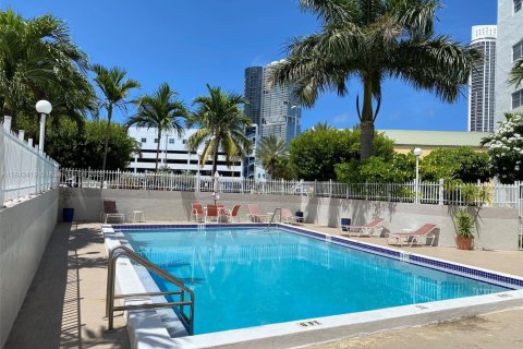 Condo in Sunny Isles Beach, Florida, 2 bedrooms  № 1836804 - photo 18