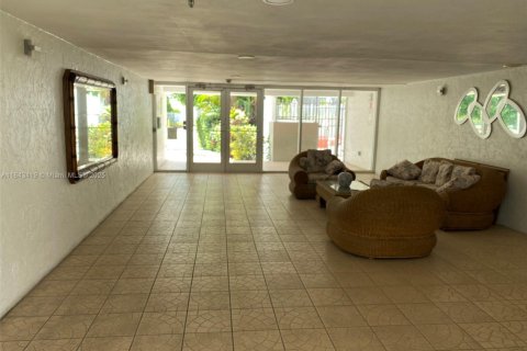 Condo in Sunny Isles Beach, Florida, 2 bedrooms  № 1836804 - photo 27