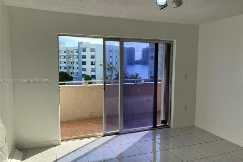 Condo in Sunny Isles Beach, Florida, 2 bedrooms  № 1836804 - photo 25