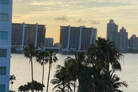 Condo in Sunny Isles Beach, Florida, 2 bedrooms  № 1836804 - photo 1