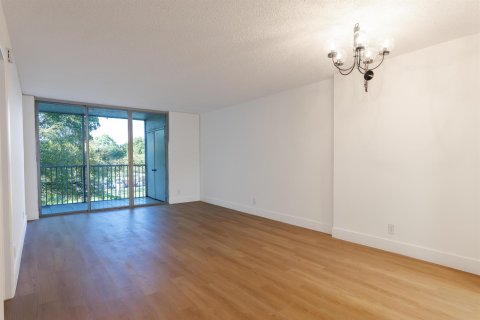 Condo in Lauderdale Lakes, Florida, 2 bedrooms № 2188396 - photo 3