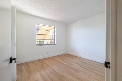 Condo in Lauderdale Lakes, Florida, 2 bedrooms № 2188396 - photo 7