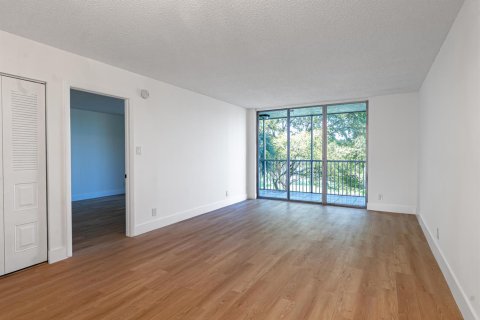 Condo in Lauderdale Lakes, Florida, 2 bedrooms № 2188396 - photo 2
