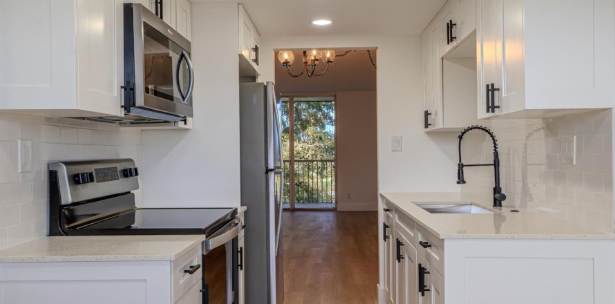 Condo in Lauderdale Lakes, Florida, 2 bedrooms № 2188396