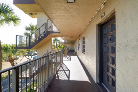 Condo in Lauderdale Lakes, Florida, 2 bedrooms № 2188396 - photo 12