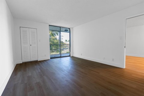 Condo in Lauderdale Lakes, Florida, 2 bedrooms № 2188396 - photo 5