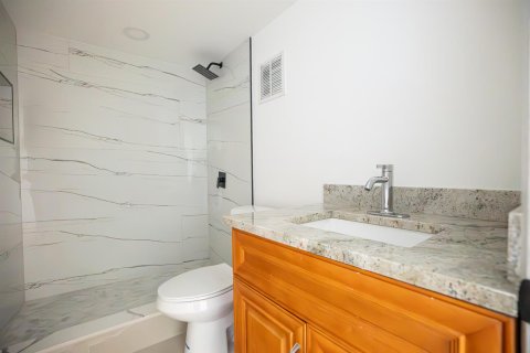 Condo in Lauderdale Lakes, Florida, 2 bedrooms № 2188396 - photo 4