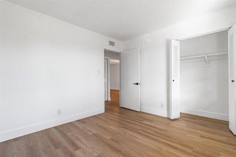 Condo in Lauderdale Lakes, Florida, 2 bedrooms № 2188396 - photo 8