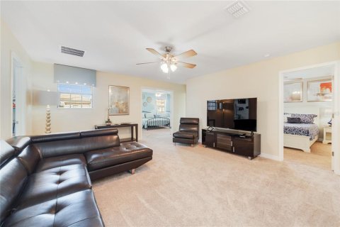 House in Davenport, Florida 9 bedrooms, 363.15 sq.m. № 1554695 - photo 24