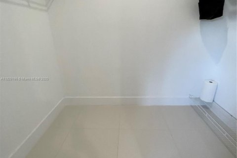 Снять в аренду виллу или дом в Флорида-Сити, Флорида 5 спален, 176.7м2, № 2034428 - фото 23