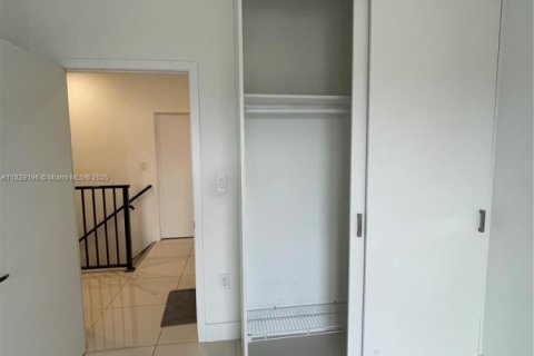 Снять в аренду виллу или дом в Флорида-Сити, Флорида 5 спален, 176.7м2, № 2034428 - фото 17