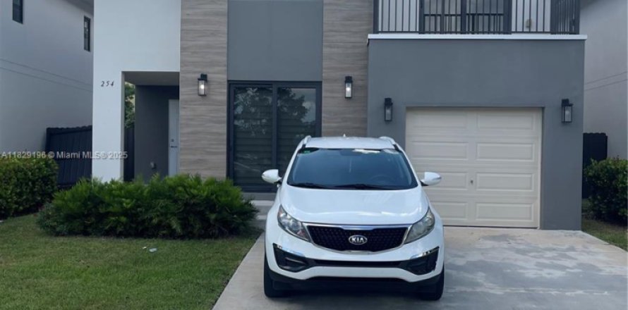 Дом в AURORA в Флорида-Сити, Флорида 5 спален, 176.7м2 № 2034428