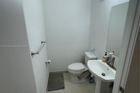 Снять в аренду виллу или дом в Флорида-Сити, Флорида 5 спален, 176.7м2, № 2034428 - фото 8