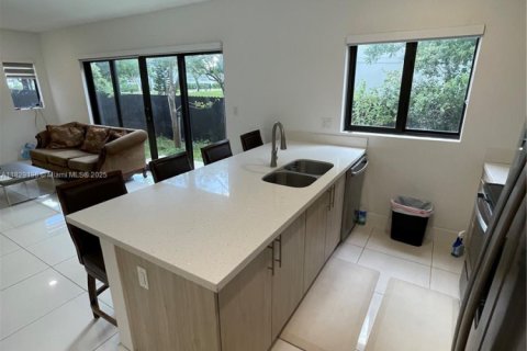 Снять в аренду виллу или дом в Флорида-Сити, Флорида 5 спален, 176.7м2, № 2034428 - фото 11