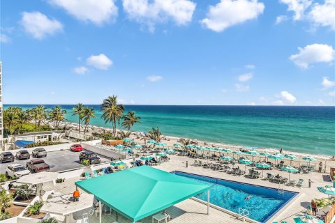 Condominio en alquiler en Hallandale Beach, Florida, 2 dormitorios, 102.19 m2 № 2074626 - foto 3