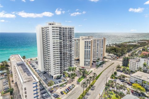 Condominio en Hallandale Beach, Florida, 2 dormitorios  № 2074626