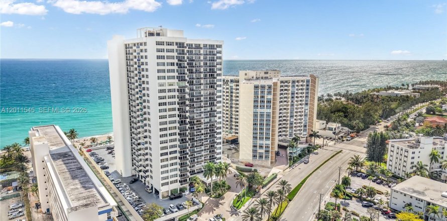 Condominio en Hallandale Beach, Florida, 2 dormitorios  № 2074626