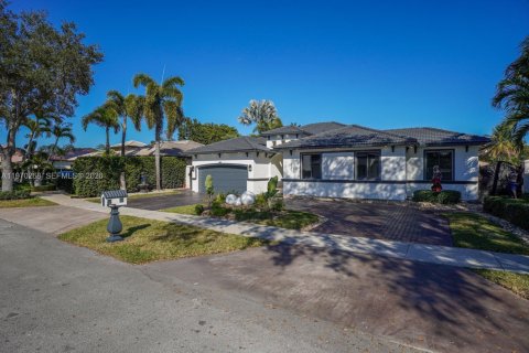 House in Miami Lakes, Florida 4 bedrooms, 204.01 sq.m. № 2031047 - photo 14