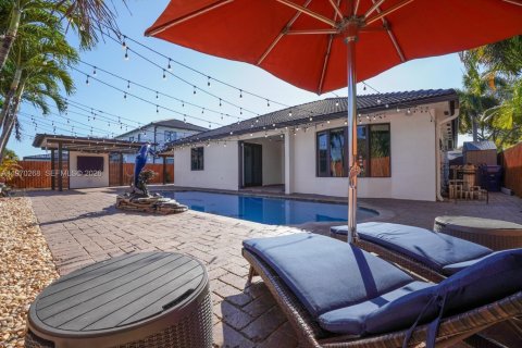 House in Miami Lakes, Florida 4 bedrooms, 204.01 sq.m. № 2031047 - photo 4