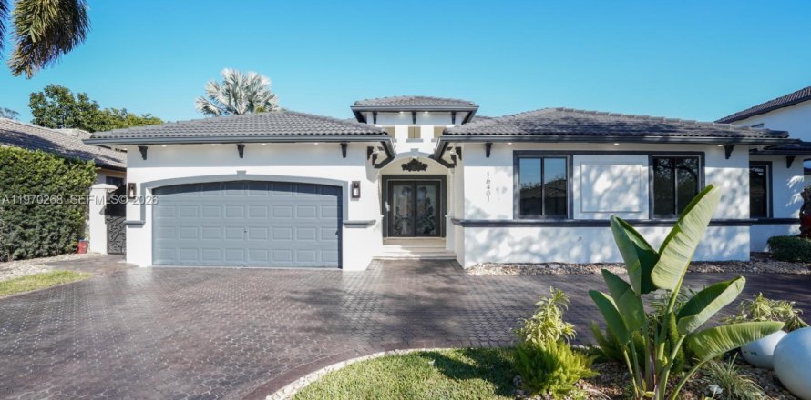 House in Miami Lakes, Florida 4 bedrooms, 204.01 sq.m. № 2031047