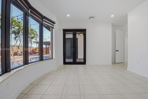 House in Miami Lakes, Florida 4 bedrooms, 204.01 sq.m. № 2031047 - photo 7